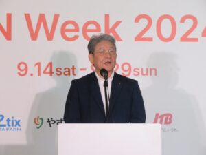 議長が挨拶をする様子