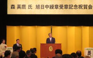 議長が挨拶をする様子