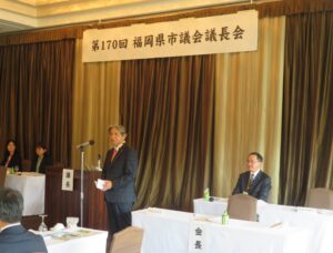 議長が挨拶をする様子