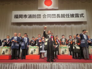 議長が乾杯の発声をする様子