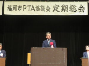 議長が挨拶をする様子