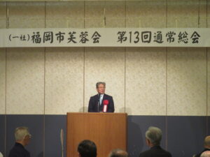 議長が挨拶をする様子
