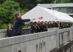 副議長が豊水を願って清酒を注ぐ様子