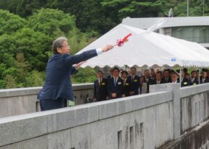 議長が豊水を願って清酒を注ぐ様子