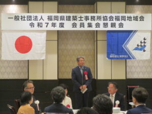 議長が挨拶をする様子
