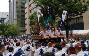 博多祇園山笠集団山笠見せの様子