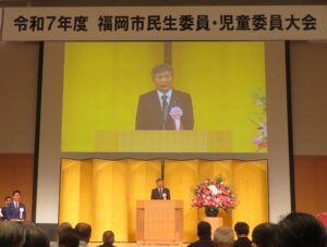 議長が挨拶をする様子