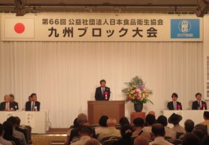 議長が挨拶をする様子