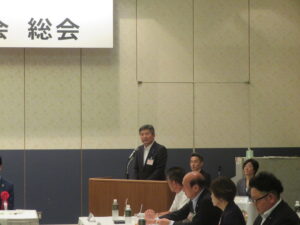 議長が挨拶をする様子
