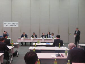 議長が挨拶をする様子