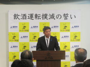 議長が挨拶をする様子