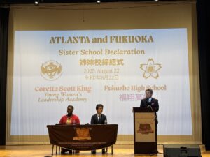 福翔高校とCSKYWLAの姉妹校締結式にて議長が挨拶をする様子