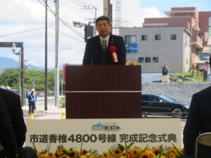 議長が挨拶をする様子