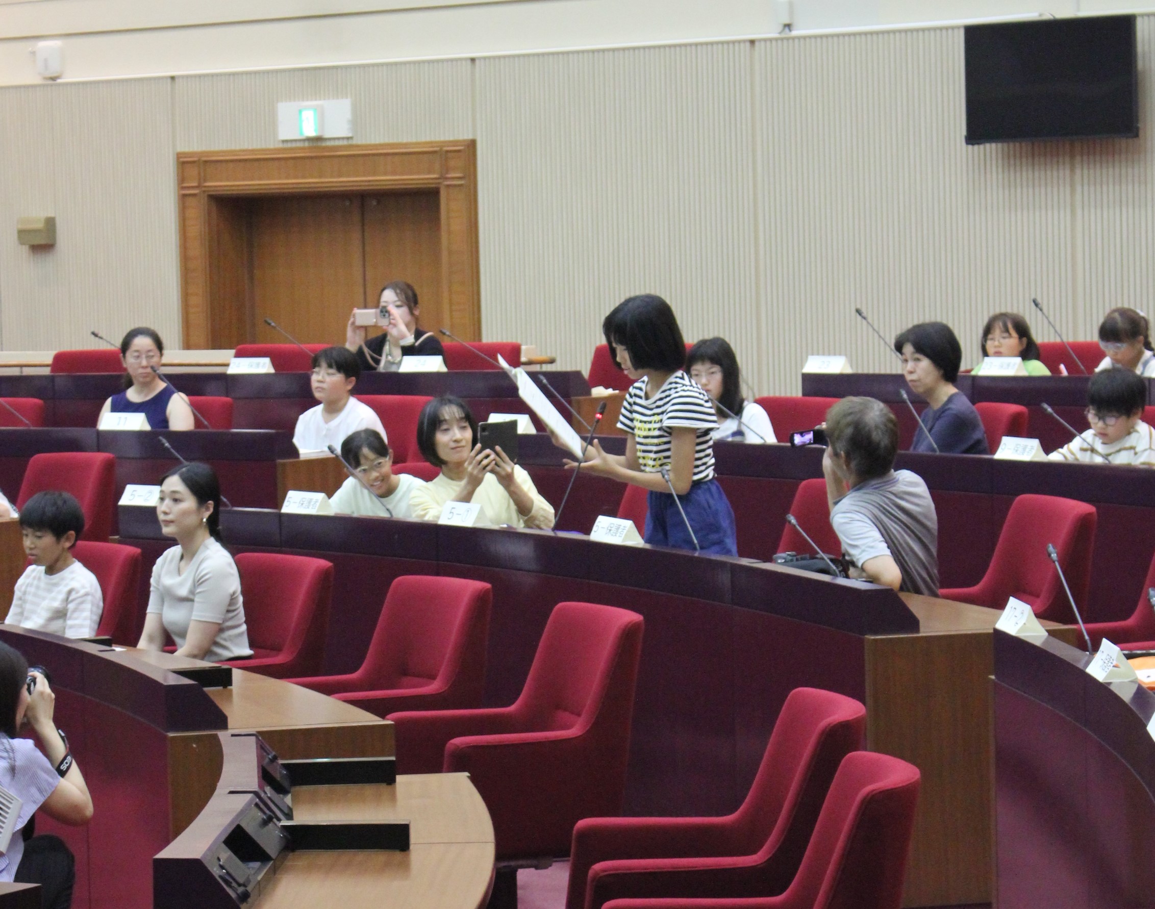 議員役の児童による質問の様子