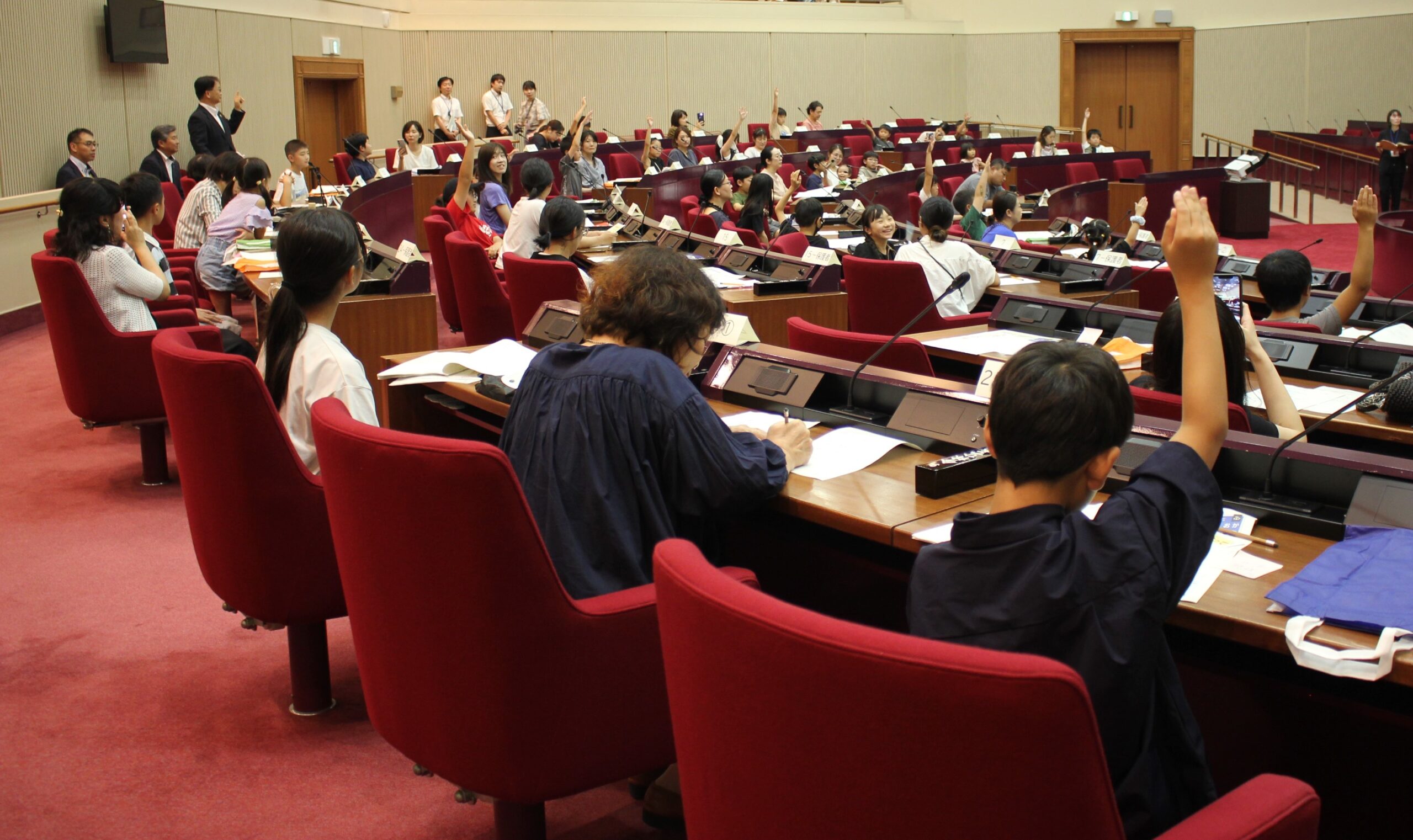 議長役の児童の進行で採決する様子