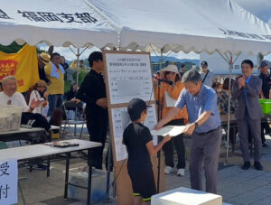 議長が賞状を授与する様子