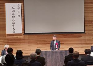 議長が挨拶をする様子