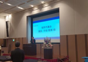 議長が挨拶をする様子