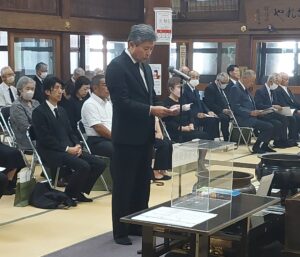 議長が挨拶をする様子