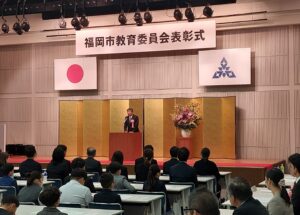 議長が挨拶をする様子