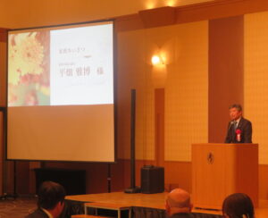 議長が挨拶をする様子