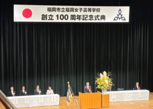 議長が挨拶をする様子