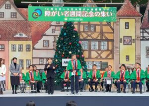 議長が挨拶をする様子