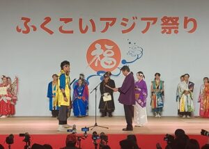 議長が表彰をする様子