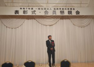 議長が挨拶をする様子