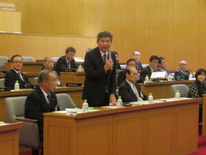 議長が挨拶をする様子