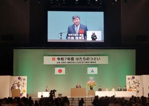 議長が挨拶をする様子