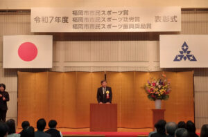 議長が挨拶をする様子